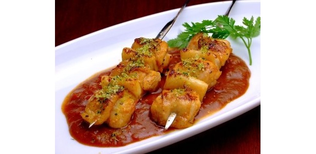 鶏肉とかまぼこを串に刺してネギマ風に。濃いスパイスソースとのからみがたまらない「タンドリーかまぼこチキン」“780円”