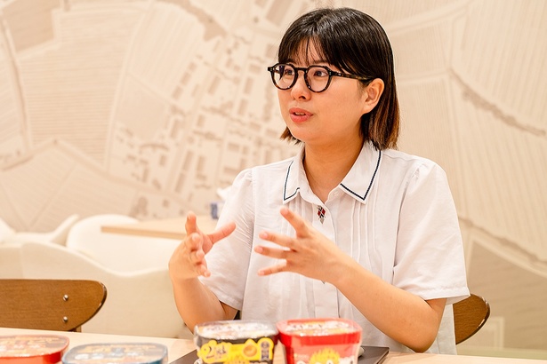 箱型のカップもこのシリーズの特徴。たった2分間でも「ストレスなく食べてほしい」という思いも込められて開発されたそう
