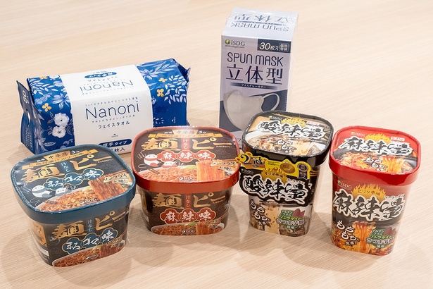 医食同源ドットコムの人気商品。手前右から「中華房 麻辣燙」と「中華房 酸辣燙」ともに267円。「中華房 麺ピー (麻辣味)」と「中華房 麺ピー (まろゴマ味)」ともに289円。奥左から「Nanoni フェイスタオル (厚手タイプ)」398円。「立体型スパンレース不織布カラーマスク 30枚入」1078円