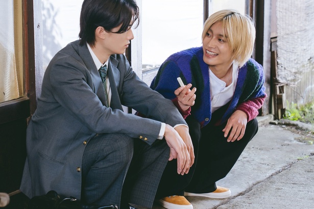 クールな制服男子・美鶴(山中柔太朗)と金髪ヤンキー・円(髙松アロハ)の対照的な2人