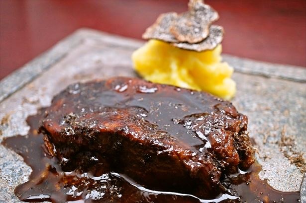 「牛タン黒トリュフ煮込み」(1800円)