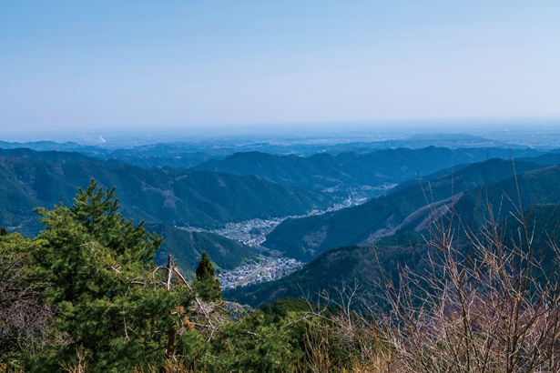 御岳山駅の展望広場からは、遠くに都心の眺め、眼下には山並みが広がる。都内とは思えない絶景にしばし感動してから、山歩きを開始！