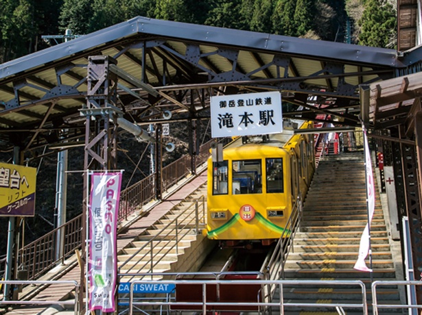 滝本駅から標高831mの御岳山駅までは、ケーブルカー(大人片道590円)で。急勾配を一気に上り、景色を楽しめる