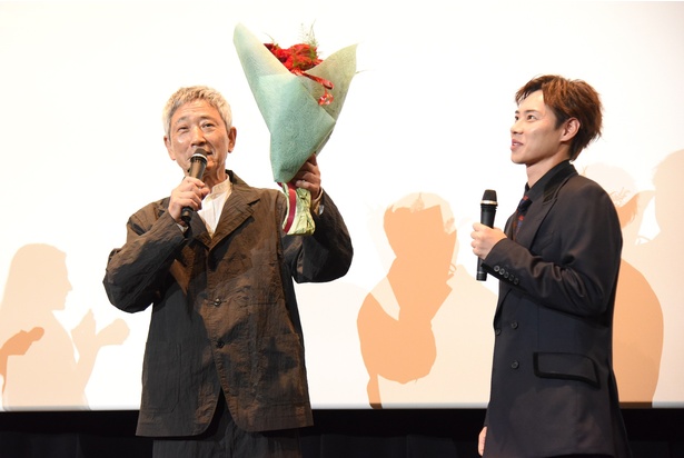 花束を受け取り、喜びのコメントを語る小林薫さん