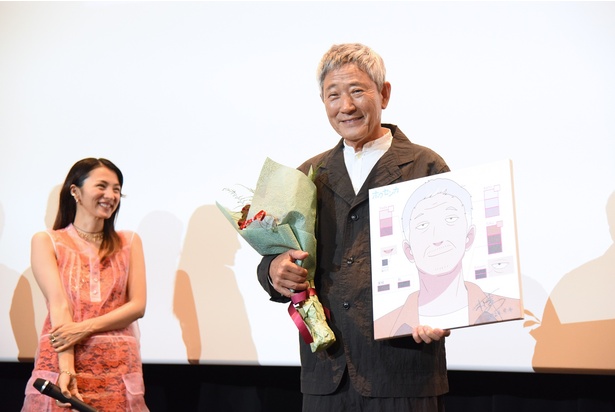 花束と似顔絵を受け取り、ご満悦の様子