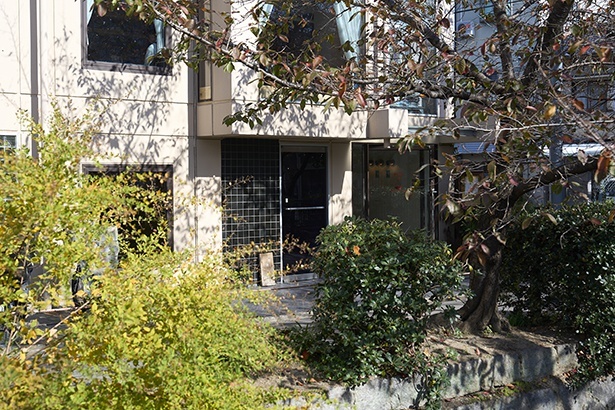 店の目印は、ビルの入口に置かれた小さな看板のみ