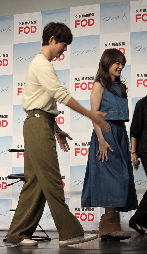 自然にチョン・ウヒをエスコートするソン・ジュンギ。このナチュラルな気遣いが人柄をあらわしています