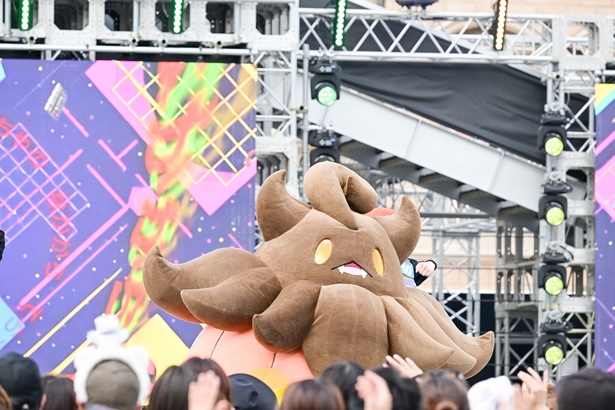 ヒトモシと一緒に大活躍のバケッチャ。オリジナルソングも