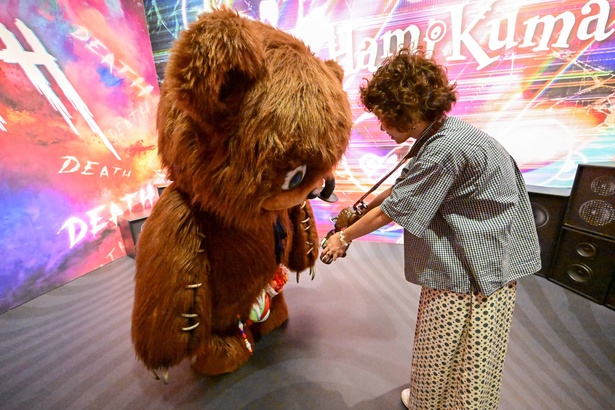 自分のポップコーンバケツに興味津々のハミクマ様