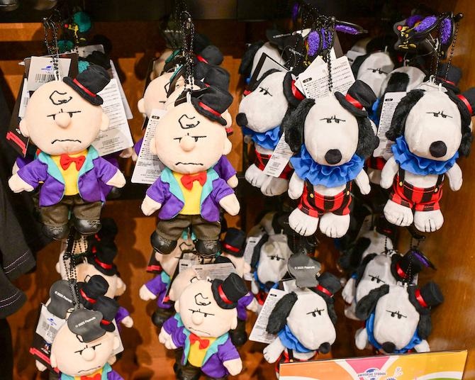【USJ】ポップコーンまみれのポチタやサーカス団ゾンビ姿のスヌーピーに、クールなバイオまで！ハロウィーン限定グッズを紹介
