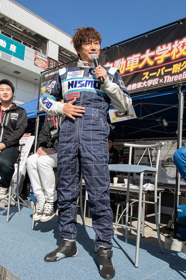 【写真を見る】「20年前のレーシングスーツが着れたんですよ」と笑う近藤真彦氏