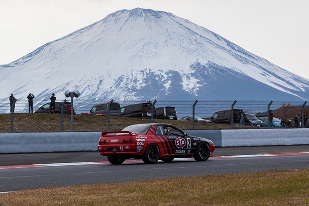 富士山をバックに走るスカイラインGT-R