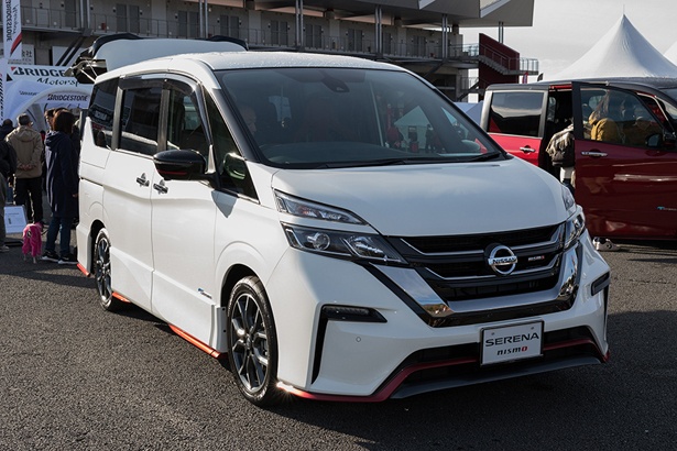 発売したばかりの「セレナNISMO」も展示され、注目を集めていた