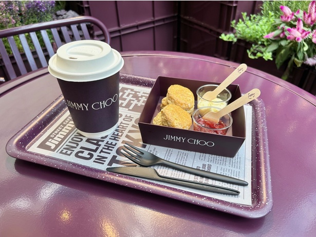 ふわふわサクサク食感のスコーン(950円)は、果肉たっぷりのいちごジャムと相性抜群