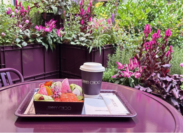 店内はイングリッシュガーデンをイメージした花が印象的で、イングリッシュガーデンがモチーフのサラダも楽しめる