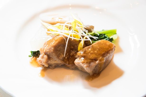 「豚肉と根菜のスチーム 醤油麹ソース」。豚肉は驚くほど柔らかく、根菜と醤油麹ソースの相性も抜群！