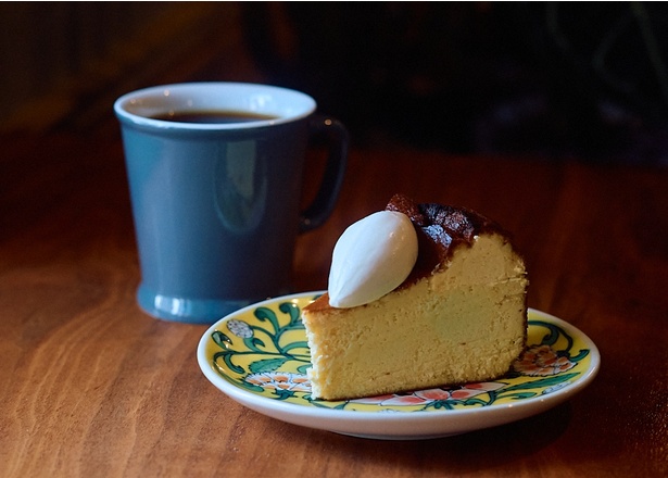「本日のコーヒー」(Hot S500円)、「バスクチーズケーキ」(500円、テイクアウト450円)
