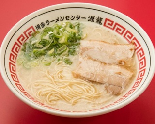 【福岡】国道3号線沿いの話題店！屋台風の店内で味わう「源流」のラーメン