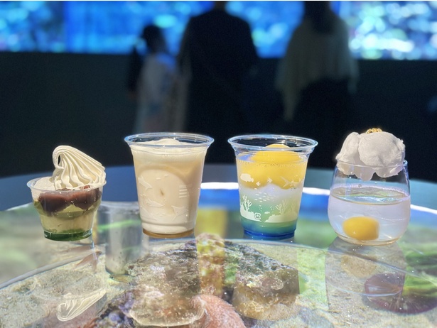 「抹茶サンデー~クリーム餅のせ~」(900円。写真左端)、「ふわふわほうじ茶ラテ」(950円。写真左から2番目)、「ごろっとピーチソーダ」(900円。写真左から3番目)、「わたあめマロンカクテル」(1000円。アルコールドリンク。写真右端)