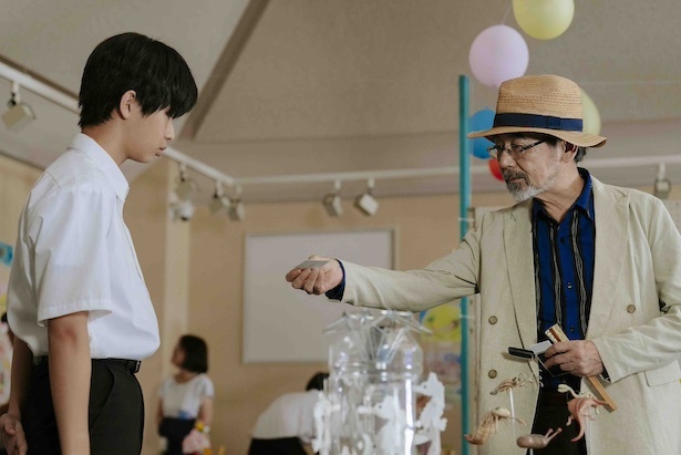 【写真】美術部所属の奏介(原田琥之佑)は、美術商のA氏(諏訪敦彦)から作品を制作するよう依頼される (C) 2025映画『海辺へ行く道』製作委員会