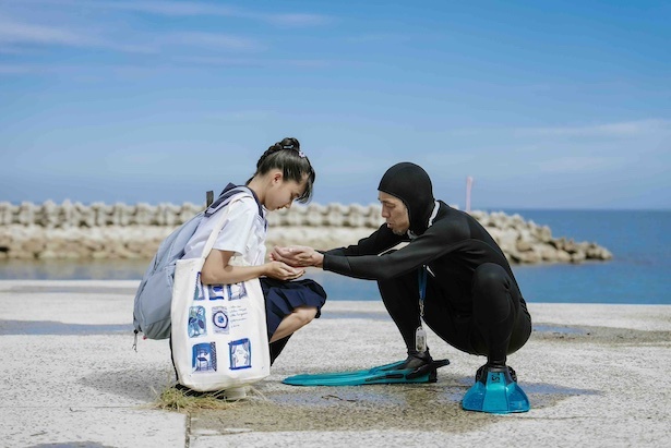 (C) 2025映画『海辺へ行く道』製作委員会