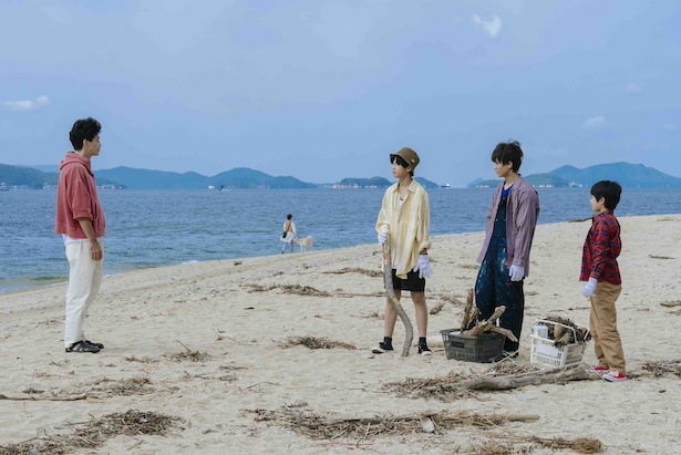 (C) 2025映画『海辺へ行く道』製作委員会