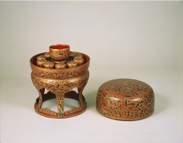 重要文化財「花鳥七宝繋文密陀絵沈金御供飯」琉球16～17世紀 徳川美術館蔵