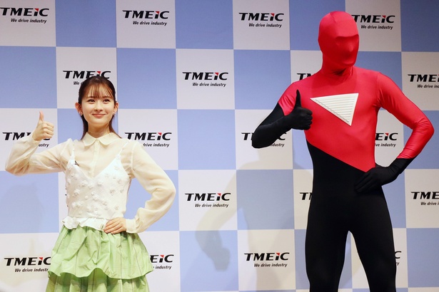 TMEICマンとともにサムズアップを披露