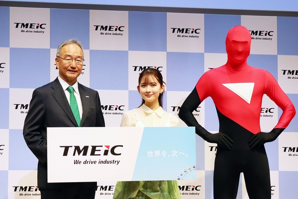 TMEIC代表取締役 取締役社長の川口章さん(写真左)、畑芽育さん(写真中央)、ブランドキャラクターのTMEICマン(写真右)
