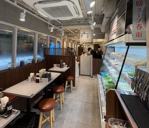 男女問わず、一人でも気軽に利用できる。各店舗のLINE公式アカウントを友だち登録すると毎月お得なクーポンがもらえる(※店舗により異なる)