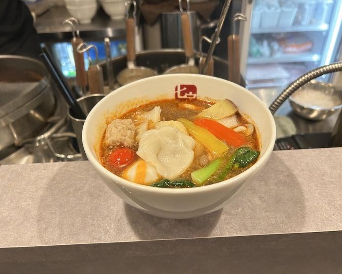 ヘルシーでも満足感のある一杯が話題沸騰中！行列店「七宝麻辣湯」でアレンジ無限の“私だけの麻辣湯”を楽しんでみた