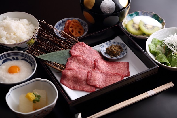 「牛タンとろろ御膳」(1800円)