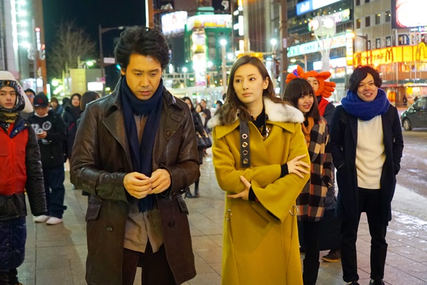 女性にめっぽう弱く、モデル事務所の美人オーナーに翻弄されていく(『探偵はBARにいる3』)