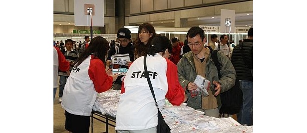 給食の一つ、バナナをフィニッシュ会場の東京ビッグサイトでも配る。走るとおなかがすくのでエネルギー補給！