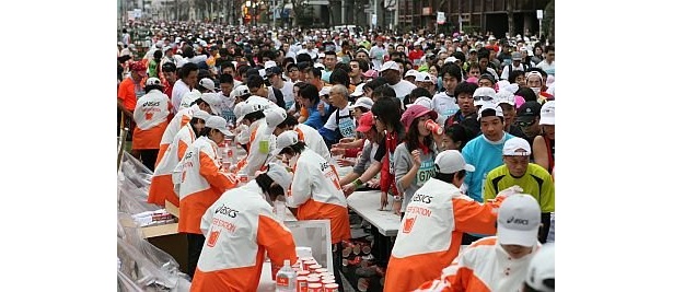 ランナーが多いだけに、給水ポイントもこの混雑！ 写真は皇居付近