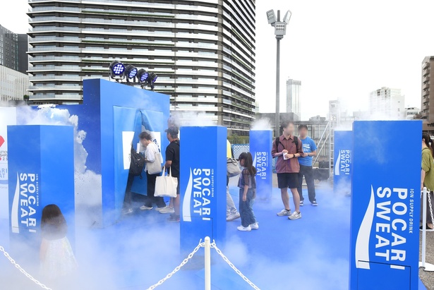 【写真を見る】ポカリスエットのオブジェがずらりと並ぶ「BLUE POTENTIAL PARK」