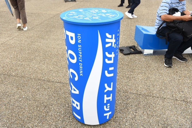 ポカリスエットの缶をモチーフにしたテーブル