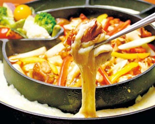 人気のタッカルビに焼鳥店のトマト鍋も！とろ～りチーズ鍋の店3選