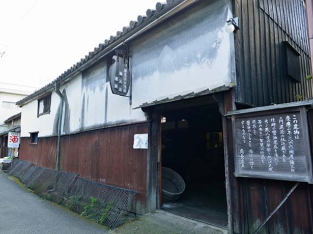 1866(慶応2)年に建てられた仕込蔵を利用/角長醤油資料館職人蔵