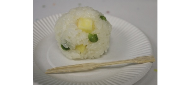 「小岩井 こんがり焼けるチーズ」を使った調理例。いつものおにぎりが華やかに
