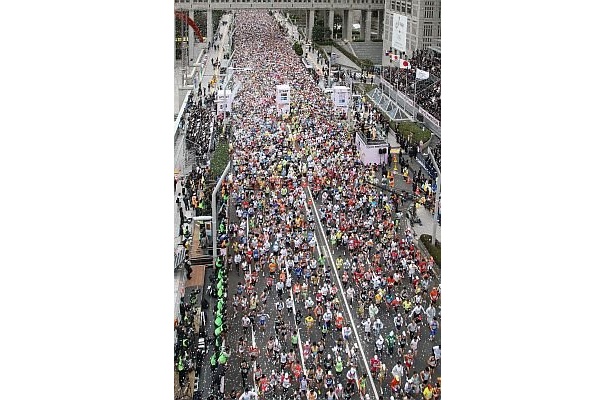 ｢東京マラソン2009｣のスタート時の様子。スタート時、約3万5000人が走る列は900mにもなるというのだからスゴイ