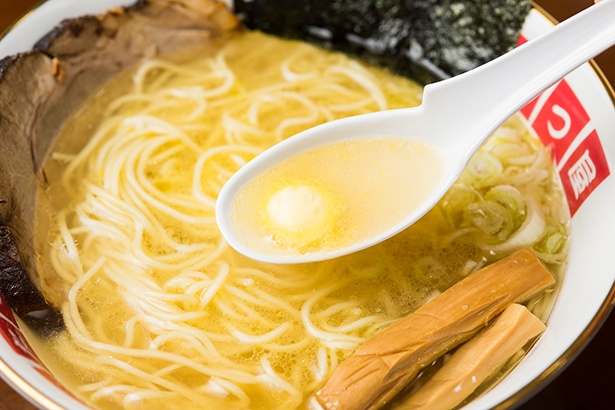 【写真を見る】新鮮な生乳100％の倉島バター。濃厚なコクと芳醇な香りで地鶏スープによく合う