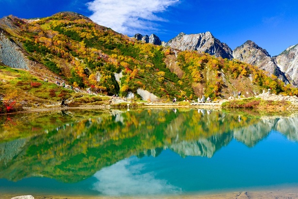 紅葉した白馬の山々が「八方池」に映り込む絶景が見られる