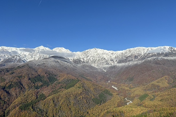 北アルプスの「三段紅葉」が目の前に広がるベストポジション、「白馬岩岳マウンテンリゾート」