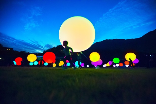 無数の光の球体が印象的な作品「浮遊する、 呼応する球体」