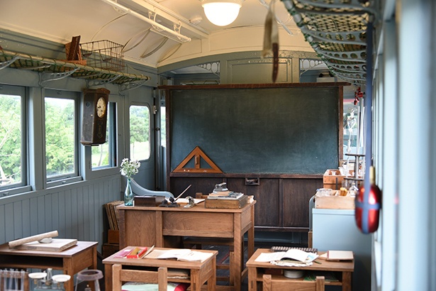 「電車の教室」では、トットちゃんたちがトモエ学園で授業を受けていた1940年ごろの電車の教室が再現されたようすを見学できる