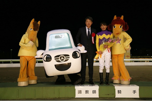 メインレース「メルセデス・ベンツ盃」に優勝した真島大輔騎手とプレゼンターを務めたメルセデス・ベンツ社長の上野金太郎氏