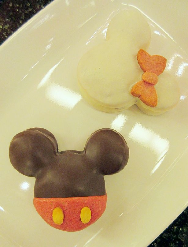 ラズベリークリームが入ったミッキーマウスとミニーマウスのブレッド