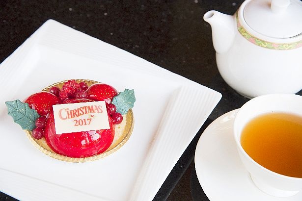 【写真を見る】「“クリスマス・ファンタジー”ケーキセット」(1550円)は、ムースとコーヒーまたは紅茶のセット