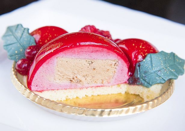 ケーキ本体部分にはチョコレートムースが入っている